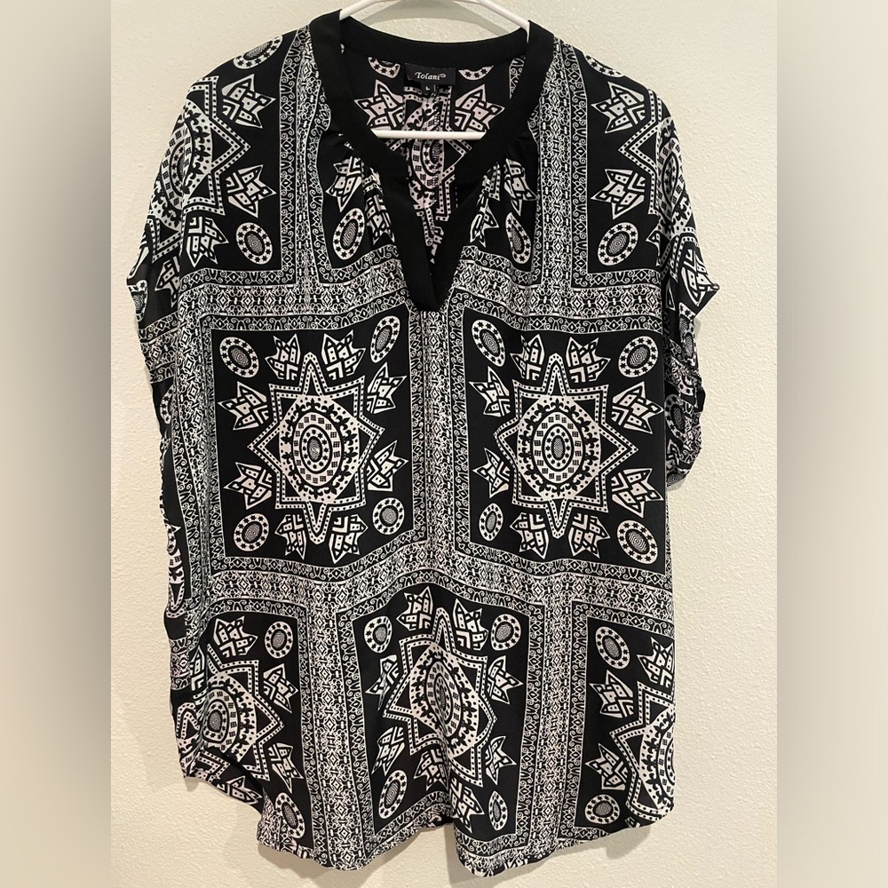 Tolani Black and White Silk Shell Abstract Print Blouse. Size L